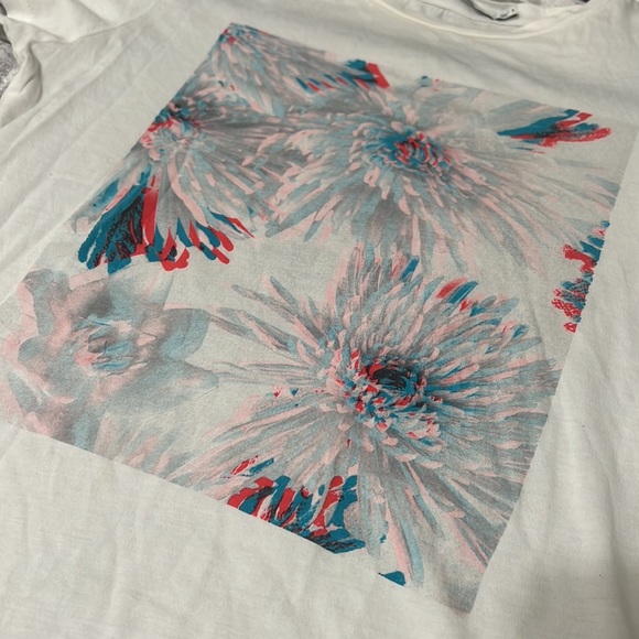 🌸J brand white graphic tee size S small 🌸 - Picture 2 of 4